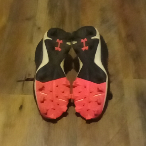 Lightly used beautiful pair of girls under armor sneaker/cleats - Picture 4 of 4